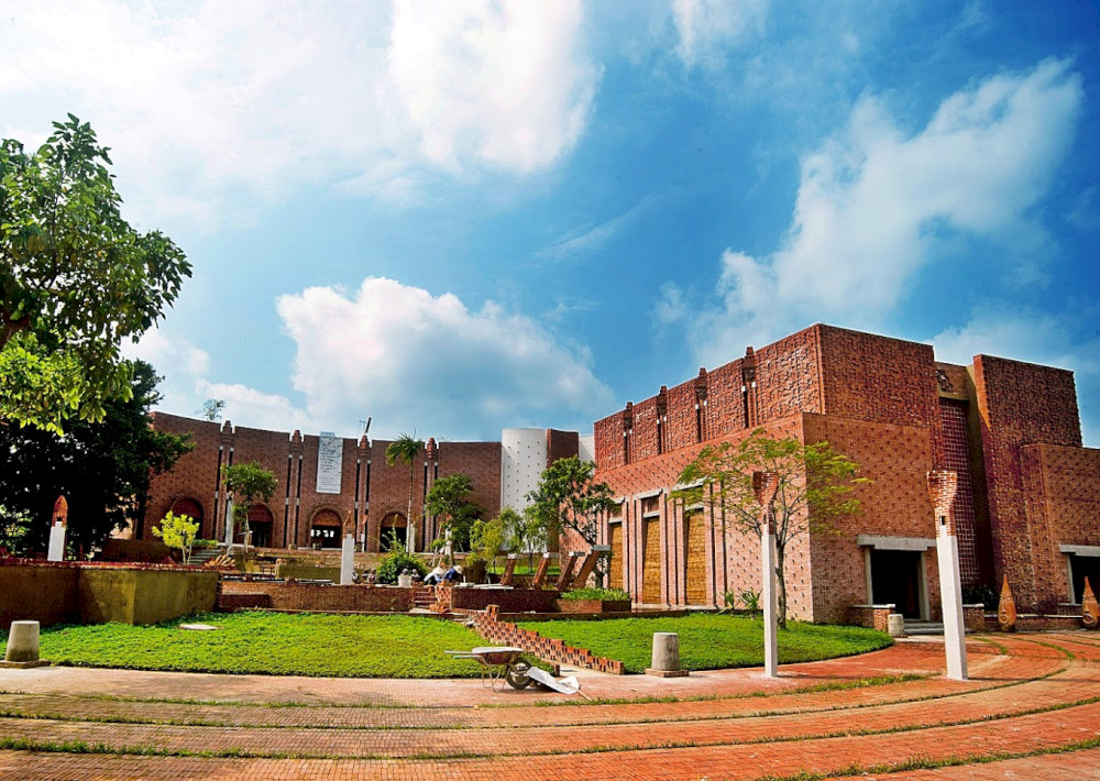 Thanh Ha Terracotta Park was founded by artisan Nguyen Van Nguyen with the passion to preserve and honor the traditional pottery craft